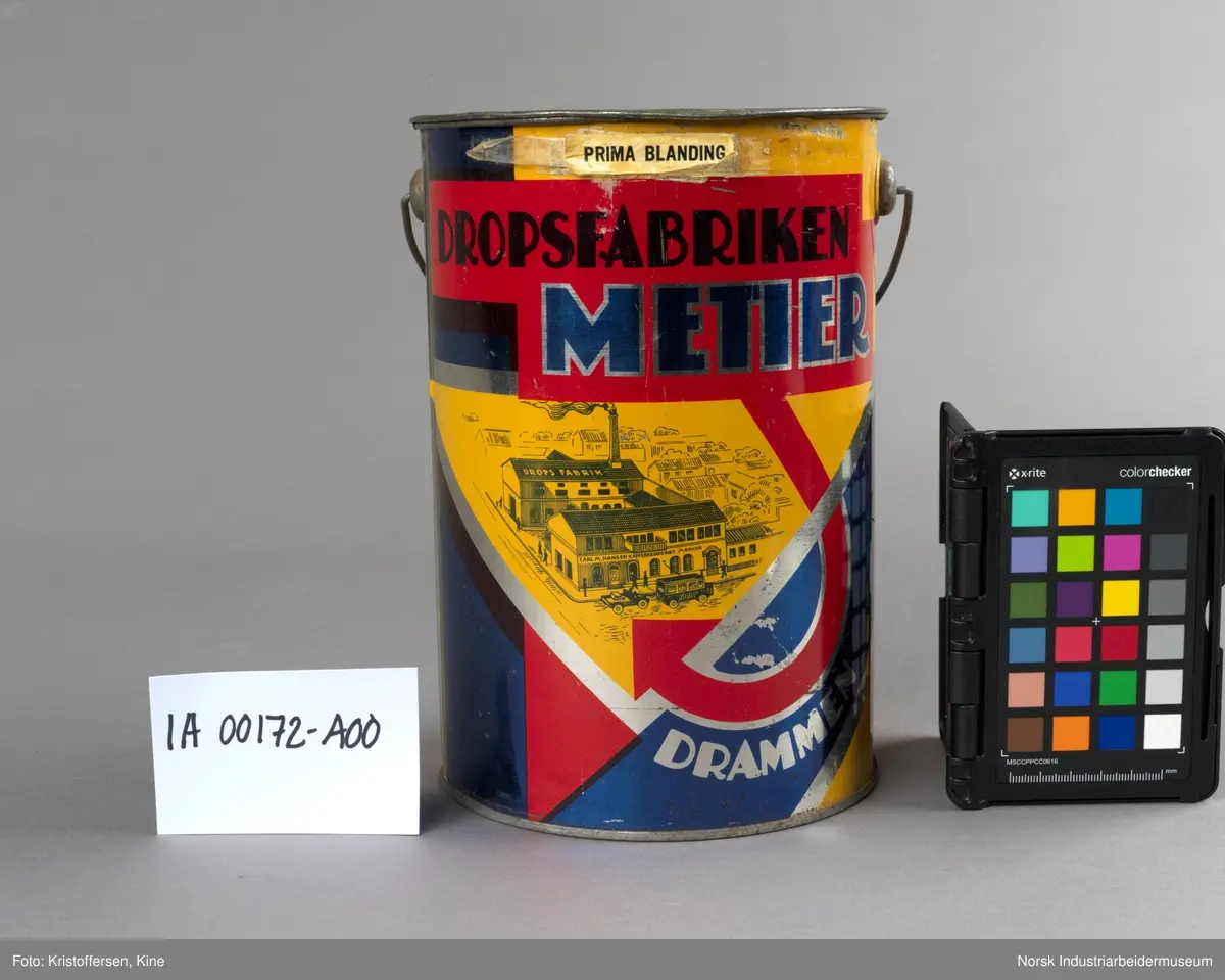 Dropsspann fra Dropsfabrikken Metier i Drammen med lokk og håndtak. Logo er trykket på selve spannet
