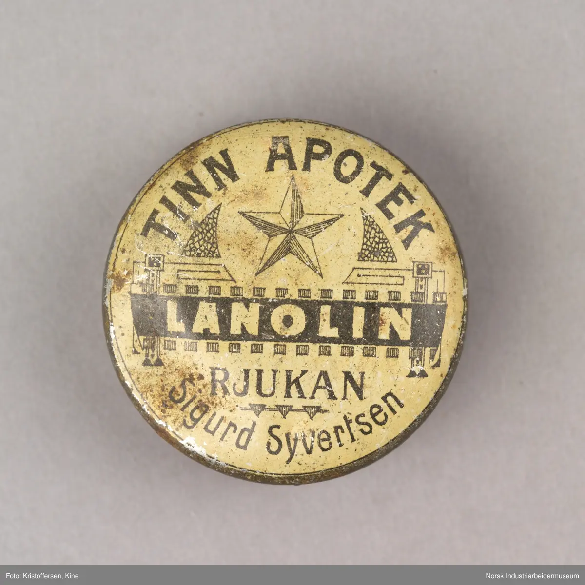 To metallbokser med lanolin. Begge er brukt. Den ene ser nyere ut enn den andre. 