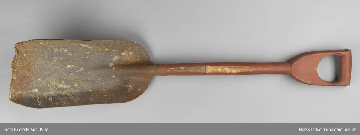 Spade med avlang smal metallskuffe. Skaft og håndtak i tre