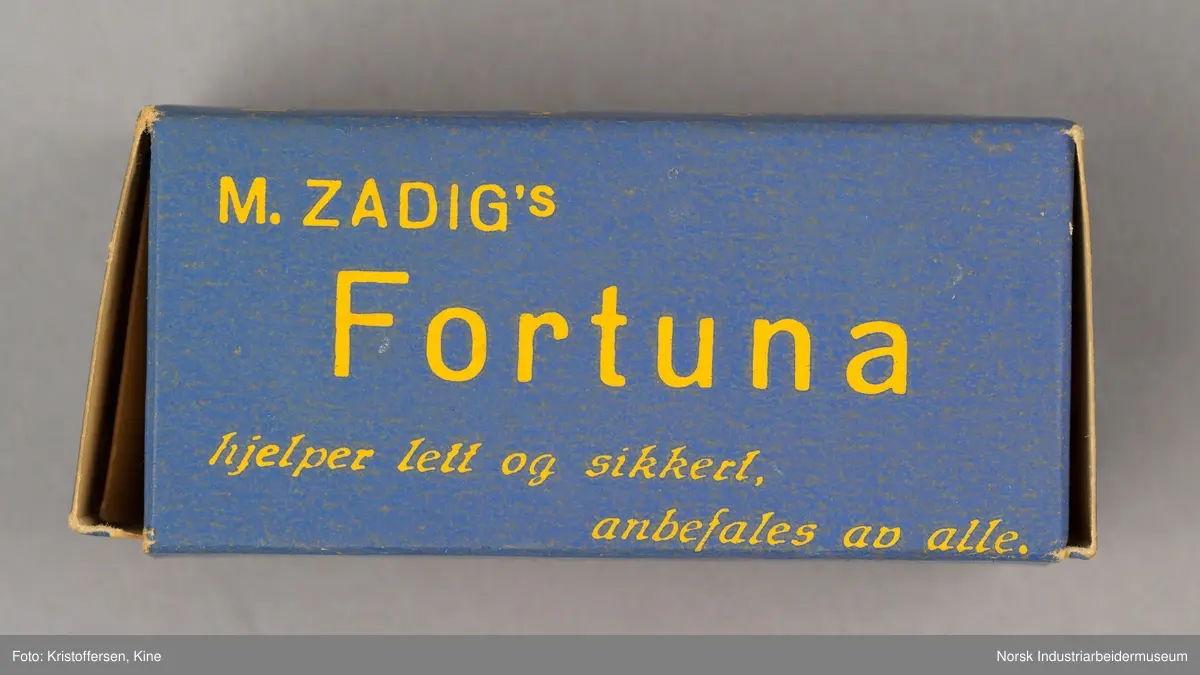 Blå emballasjeeske med gul skrift for M. Zadig`s Fortuna