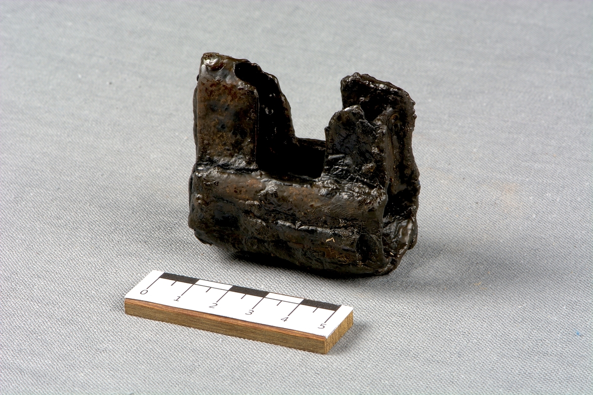 Ett bygellås av järn.