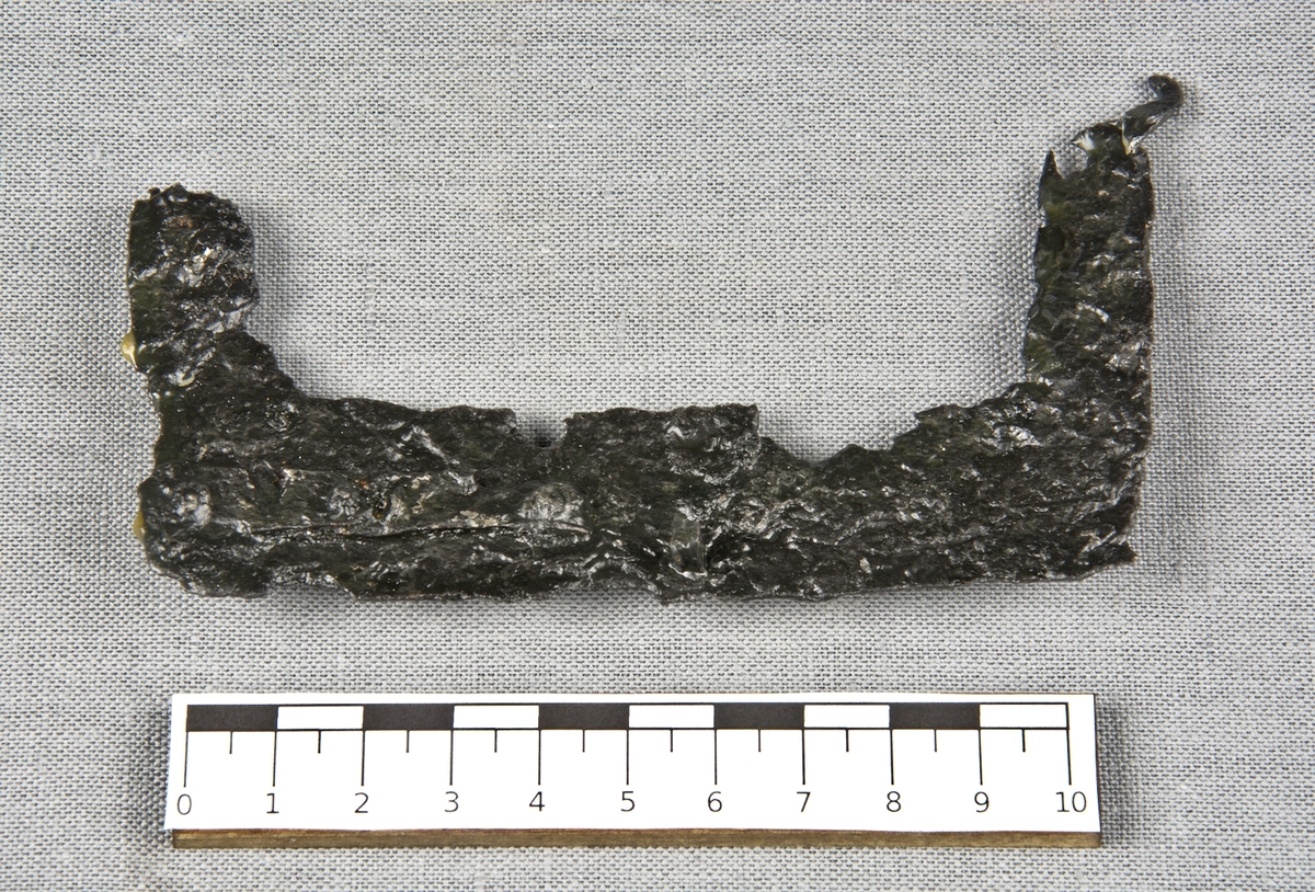 Beslag av järn med 6 stycken kvarsittande spikhuvuden.