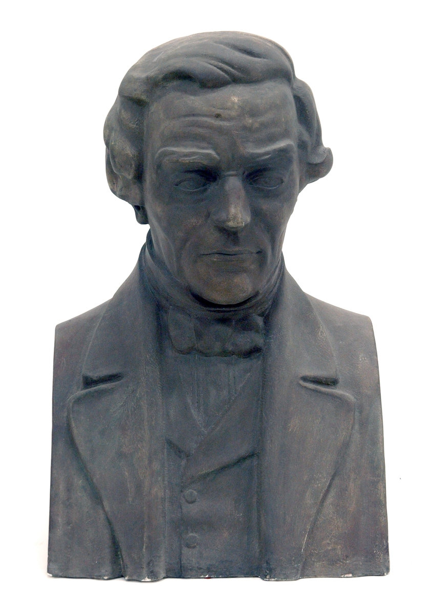 Skulptur av gips, porträttbyst av C. J. Broström, av Gösta AE Almgren, 1935.