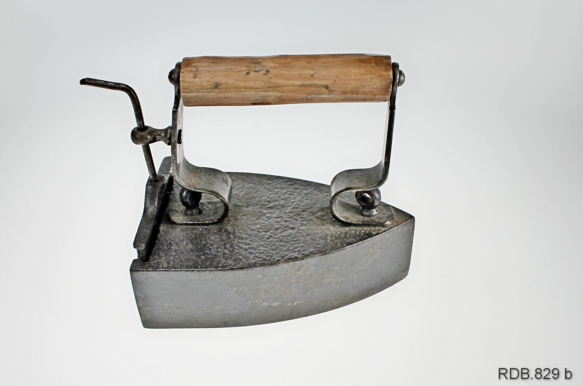 Strykejern i støpt jern. Jernet er innhult med rom for en stein/bolt som kan tas ut og varmes på ovnen. I bakkant på strykejernet er det en luke som går i et spor og som kan løftes opp, slik at steinen kan tas ut/settes inn. Et handtak i tre er festet med skruer til to jern-"stenger" som er festet med skruer til selve jernet. Innstøpt på luka: Mølntorps aktiebolag.