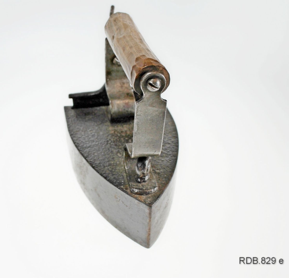 Strykejern i støpt jern. Jernet er innhult med rom for en stein/bolt som kan tas ut og varmes på ovnen. I bakkant på strykejernet er det en luke som går i et spor og som kan løftes opp, slik at steinen kan tas ut/settes inn. Et handtak i tre er festet med skruer til to jern-"stenger" som er festet med skruer til selve jernet. Innstøpt på luka: Mølntorps aktiebolag.