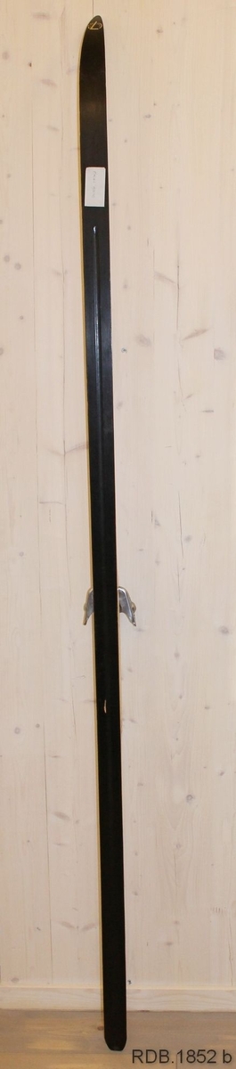Tilnærmet jevnbred ski med svært liten bue. Bøy uten tupp. Tilspisset brett. Bakende litt oppbøyd. Rottefella hælstøtte med tagger. Rottefella binding.
Dekorert med ei brun stripe på trehvit bunn.

Skiet har flere stempel etter skisesongen 1974.