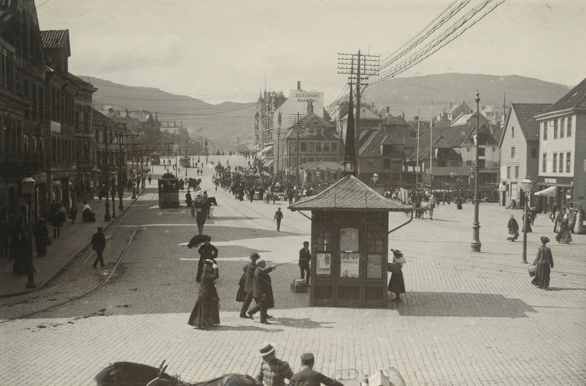 Bergen. Torget fra Bryggesporden, før 1916. Ukjent fotograf.