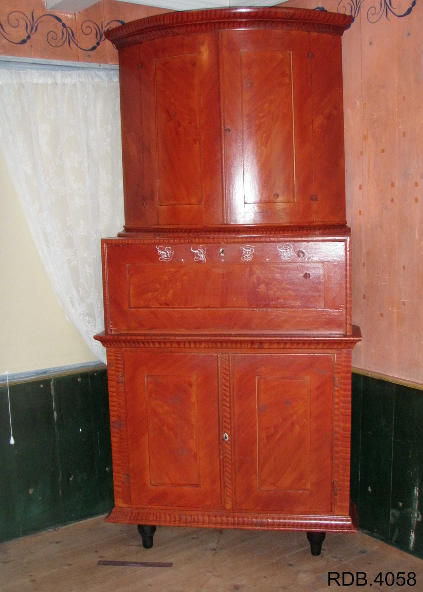 Dette er et kråskap malt i rødt. Det har tre rom, hvor det øverste og nederste er de største. Det øverste rommet har en avrundet front, og to dører. Innvendig har det en hylle, samt en rekke med 12 hakk som man kan henge skjeer osv. i. Rommet er malt med en hvit grunnfarge og noen brune flekker som er lasert på. Dørenes innside er rosa. Det midterste rommet er minst. Det har en firkantet front, og også fremste del av sidene er firkantet. Det har en dør som er hengslet i nerkant. Når den åpnes, faller fren framover og blir som et bord. På utsiden av denne døra er det påskrevet dette; RNDB 1879. RNDB står for Rannei Nilsdatter Bjørnstad. Det midterste rommet er trehvitt, men døras innside er malt rosa. Det nederste rommet har en firkantet front og firkantede sider helt fremst. Rommet har en hylle. Den er trehvit, men kanten på fronten av den, er malt med samme lasering som skapet ellers. Rommet har to skapdører som slås utover. Innsiden av skapdørene er rosa, mens resten av rommet er trehvitt. Alle tre rommene har nøkkellås i dørene, og alle tre nøklene eksisterer fortsatt på kråskåpen. Skapet står på tre føtter; to i front og en i bakerste hjørne.Skapet er lasert med en brunrød farge.