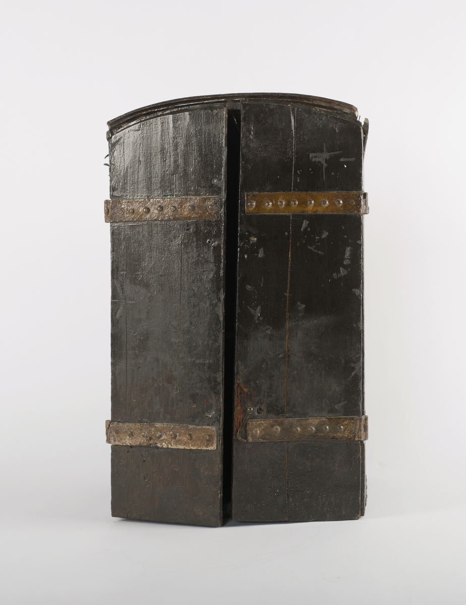 Sortmalt skap med dekor i gull. Bønnetekster på latin, samt Cicignon sitt våpenskjold, og årstallet 1657.



Venstre dør: Utdrag fra følgende bønn:
Ave Maria, gratia plena
Dominus tecum, benedicta tu
In mulieribus et benedictus
Fructus ventris tui Iesus.
Sancta Maria, Mater Dei,
Ora pro nobis peccatoribus,
Nunc et in hora mortis nostrae.
Amen


Norsk:
Hill deg, Maria, full av nåde,
Herren er med deg,
velsignet er du iblant kvinnene,
og velsignet er ditt livs frukt, Jesus.
Hellige Maria, Guds mor,
be for oss syndere,
nå og i vår dødstime.
Amen.

Bak:
Salve, Regina, Mater misericordiæ,
vita, dulcedo, et spe nostra, salve.
Ad te clamamus exsules filii Hevæ,
Ad te suspiramus, gementes et flentes
in hac lacrimarum valle.
Eia, ergo, advocata nostra, illos tuos
misericordes oculos ad nos converte;
Et Jesum, benedictum fructum ventris tui,
nobis post hoc exsilium ostende.
O clemens, O pia, O dulcis Virgo Maria.

Norsk:
Hill deg, Dronning, barmhjertighetens Mor.
Du vårt liv, vår fryd og vårt håp, vær hilset!
Til deg roper vi, Evas landflyktige barn.
Til deg sukker vi med sorg
og gråt i denne tårenes dal.

Se til oss i barmhjertighet, du som går i forbønn for oss.
Og når vår utlendighets tid er forbi,
vis oss da Jesus, ditt livs velsignede frukt.
Du barmhjertige,
du trofaste,
du milde Jomfru Maria.

Latin text
Gloria tibi, Domine,
Qui natus es de Virgine
Cum Patre et Sancto Spiritu
In sempiterna saecula. Amen.	  

English translation
Glory be to you, O Lord,
Born of a Virgin,
With the Father and the Holy Spirit
World without end. Amen.