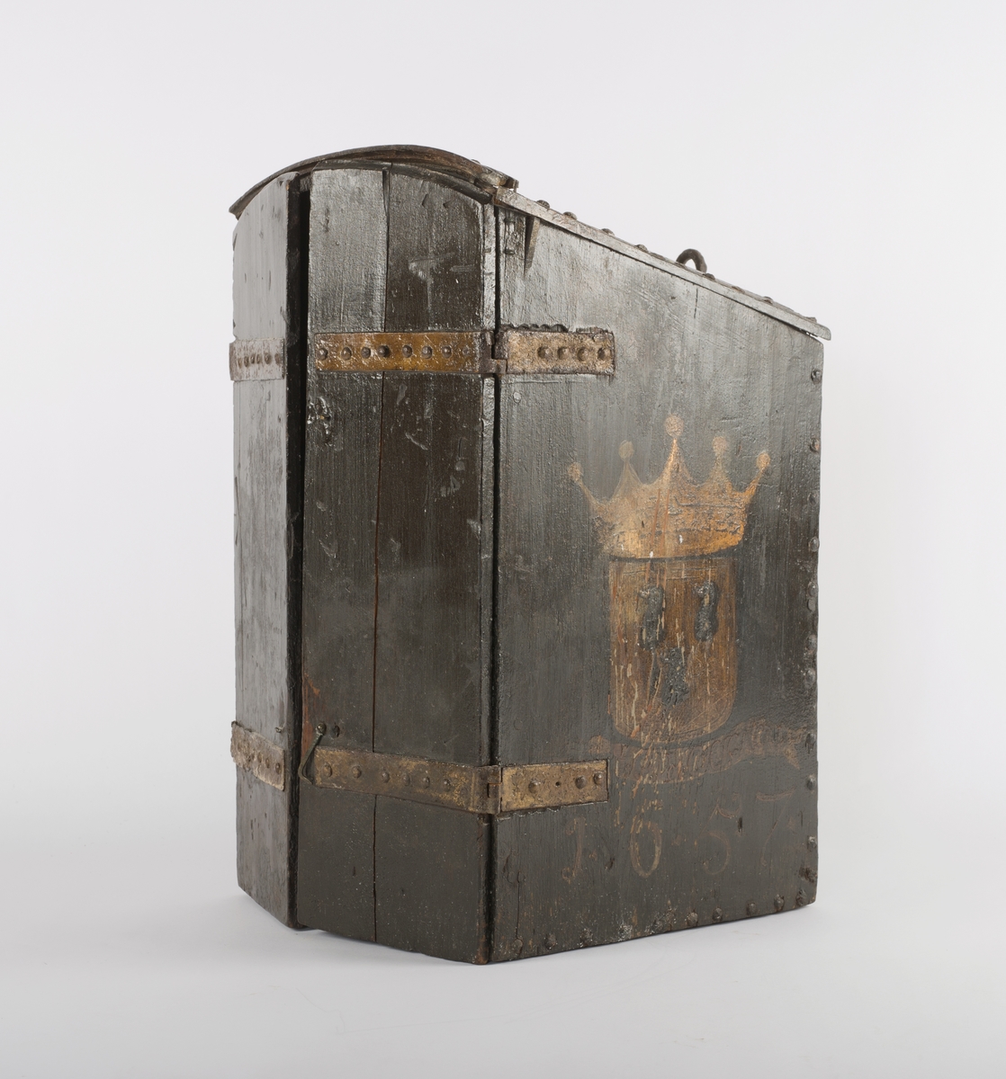 Sortmalt skap med dekor i gull. Bønnetekster på latin, samt Cicignon sitt våpenskjold, og årstallet 1657.



Venstre dør: Utdrag fra følgende bønn:
Ave Maria, gratia plena
Dominus tecum, benedicta tu
In mulieribus et benedictus
Fructus ventris tui Iesus.
Sancta Maria, Mater Dei,
Ora pro nobis peccatoribus,
Nunc et in hora mortis nostrae.
Amen


Norsk:
Hill deg, Maria, full av nåde,
Herren er med deg,
velsignet er du iblant kvinnene,
og velsignet er ditt livs frukt, Jesus.
Hellige Maria, Guds mor,
be for oss syndere,
nå og i vår dødstime.
Amen.

Bak:
Salve, Regina, Mater misericordiæ,
vita, dulcedo, et spe nostra, salve.
Ad te clamamus exsules filii Hevæ,
Ad te suspiramus, gementes et flentes
in hac lacrimarum valle.
Eia, ergo, advocata nostra, illos tuos
misericordes oculos ad nos converte;
Et Jesum, benedictum fructum ventris tui,
nobis post hoc exsilium ostende.
O clemens, O pia, O dulcis Virgo Maria.

Norsk:
Hill deg, Dronning, barmhjertighetens Mor.
Du vårt liv, vår fryd og vårt håp, vær hilset!
Til deg roper vi, Evas landflyktige barn.
Til deg sukker vi med sorg
og gråt i denne tårenes dal.

Se til oss i barmhjertighet, du som går i forbønn for oss.
Og når vår utlendighets tid er forbi,
vis oss da Jesus, ditt livs velsignede frukt.
Du barmhjertige,
du trofaste,
du milde Jomfru Maria.

Latin text
Gloria tibi, Domine,
Qui natus es de Virgine
Cum Patre et Sancto Spiritu
In sempiterna saecula. Amen.	  

English translation
Glory be to you, O Lord,
Born of a Virgin,
With the Father and the Holy Spirit
World without end. Amen.