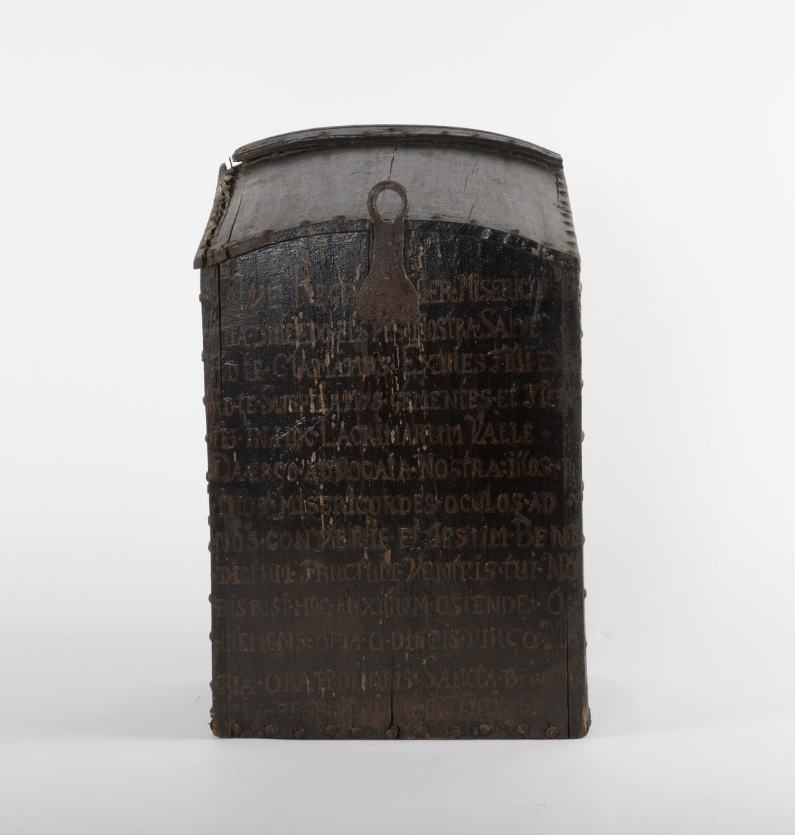 Sortmalt skap med dekor i gull. Bønnetekster på latin, samt Cicignon sitt våpenskjold, og årstallet 1657.



Venstre dør: Utdrag fra følgende bønn:
Ave Maria, gratia plena
Dominus tecum, benedicta tu
In mulieribus et benedictus
Fructus ventris tui Iesus.
Sancta Maria, Mater Dei,
Ora pro nobis peccatoribus,
Nunc et in hora mortis nostrae.
Amen


Norsk:
Hill deg, Maria, full av nåde,
Herren er med deg,
velsignet er du iblant kvinnene,
og velsignet er ditt livs frukt, Jesus.
Hellige Maria, Guds mor,
be for oss syndere,
nå og i vår dødstime.
Amen.

Bak:
Salve, Regina, Mater misericordiæ,
vita, dulcedo, et spe nostra, salve.
Ad te clamamus exsules filii Hevæ,
Ad te suspiramus, gementes et flentes
in hac lacrimarum valle.
Eia, ergo, advocata nostra, illos tuos
misericordes oculos ad nos converte;
Et Jesum, benedictum fructum ventris tui,
nobis post hoc exsilium ostende.
O clemens, O pia, O dulcis Virgo Maria.

Norsk:
Hill deg, Dronning, barmhjertighetens Mor.
Du vårt liv, vår fryd og vårt håp, vær hilset!
Til deg roper vi, Evas landflyktige barn.
Til deg sukker vi med sorg
og gråt i denne tårenes dal.

Se til oss i barmhjertighet, du som går i forbønn for oss.
Og når vår utlendighets tid er forbi,
vis oss da Jesus, ditt livs velsignede frukt.
Du barmhjertige,
du trofaste,
du milde Jomfru Maria.

Latin text
Gloria tibi, Domine,
Qui natus es de Virgine
Cum Patre et Sancto Spiritu
In sempiterna saecula. Amen.	  

English translation
Glory be to you, O Lord,
Born of a Virgin,
With the Father and the Holy Spirit
World without end. Amen.