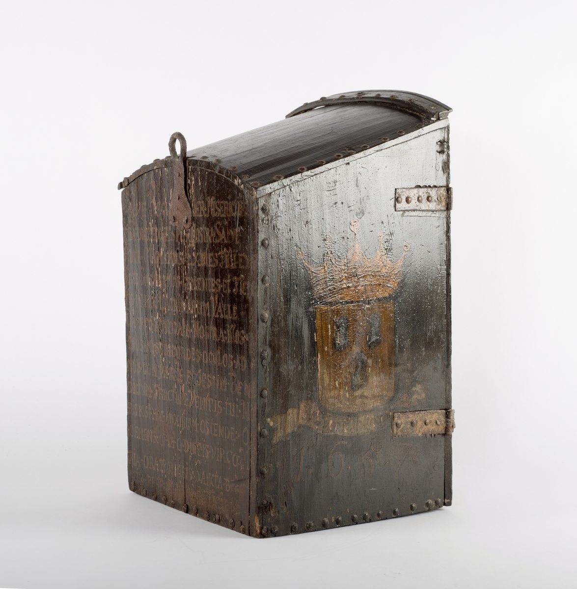 Sortmalt skap med dekor i gull. Bønnetekster på latin, samt Cicignon sitt våpenskjold, og årstallet 1657.



Venstre dør: Utdrag fra følgende bønn:
Ave Maria, gratia plena
Dominus tecum, benedicta tu
In mulieribus et benedictus
Fructus ventris tui Iesus.
Sancta Maria, Mater Dei,
Ora pro nobis peccatoribus,
Nunc et in hora mortis nostrae.
Amen


Norsk:
Hill deg, Maria, full av nåde,
Herren er med deg,
velsignet er du iblant kvinnene,
og velsignet er ditt livs frukt, Jesus.
Hellige Maria, Guds mor,
be for oss syndere,
nå og i vår dødstime.
Amen.

Bak:
Salve, Regina, Mater misericordiæ,
vita, dulcedo, et spe nostra, salve.
Ad te clamamus exsules filii Hevæ,
Ad te suspiramus, gementes et flentes
in hac lacrimarum valle.
Eia, ergo, advocata nostra, illos tuos
misericordes oculos ad nos converte;
Et Jesum, benedictum fructum ventris tui,
nobis post hoc exsilium ostende.
O clemens, O pia, O dulcis Virgo Maria.

Norsk:
Hill deg, Dronning, barmhjertighetens Mor.
Du vårt liv, vår fryd og vårt håp, vær hilset!
Til deg roper vi, Evas landflyktige barn.
Til deg sukker vi med sorg
og gråt i denne tårenes dal.

Se til oss i barmhjertighet, du som går i forbønn for oss.
Og når vår utlendighets tid er forbi,
vis oss da Jesus, ditt livs velsignede frukt.
Du barmhjertige,
du trofaste,
du milde Jomfru Maria.

Latin text
Gloria tibi, Domine,
Qui natus es de Virgine
Cum Patre et Sancto Spiritu
In sempiterna saecula. Amen.	  

English translation
Glory be to you, O Lord,
Born of a Virgin,
With the Father and the Holy Spirit
World without end. Amen.