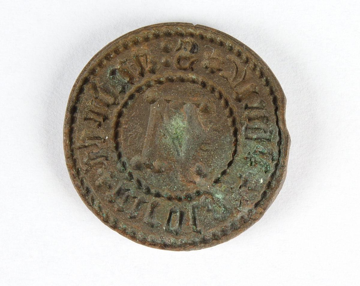 Försedd med inskriften: "S Andree Nicola pbri" kring ett "N". Inskriften inramad av pärlband.
På sigillets baksida finns spår efter handtag.

Avgjutning finns att se på bild 2.