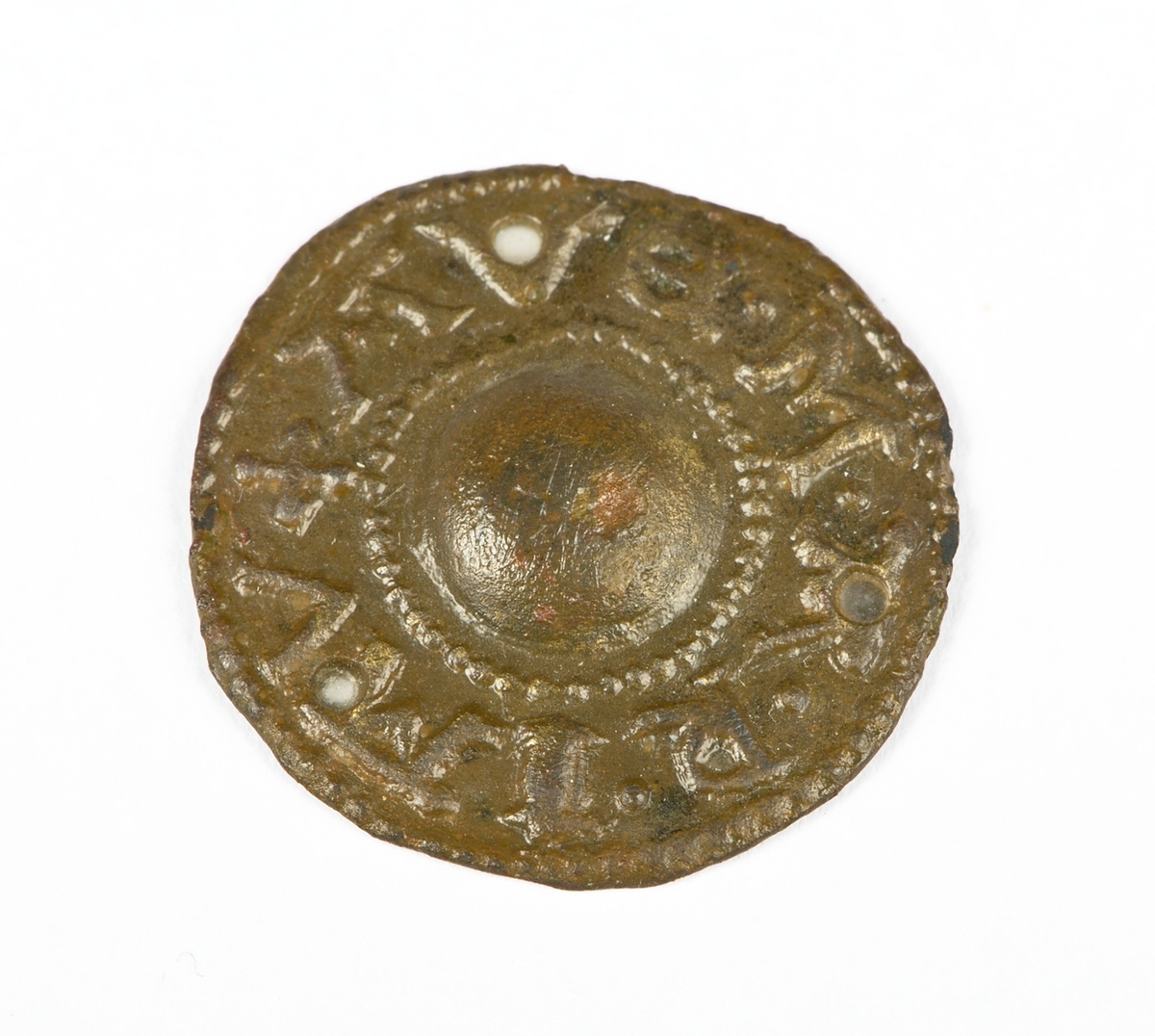 Beslag i brons. Texten lyder: "AVE MARIA".
Eventuellt spår av färgrester.