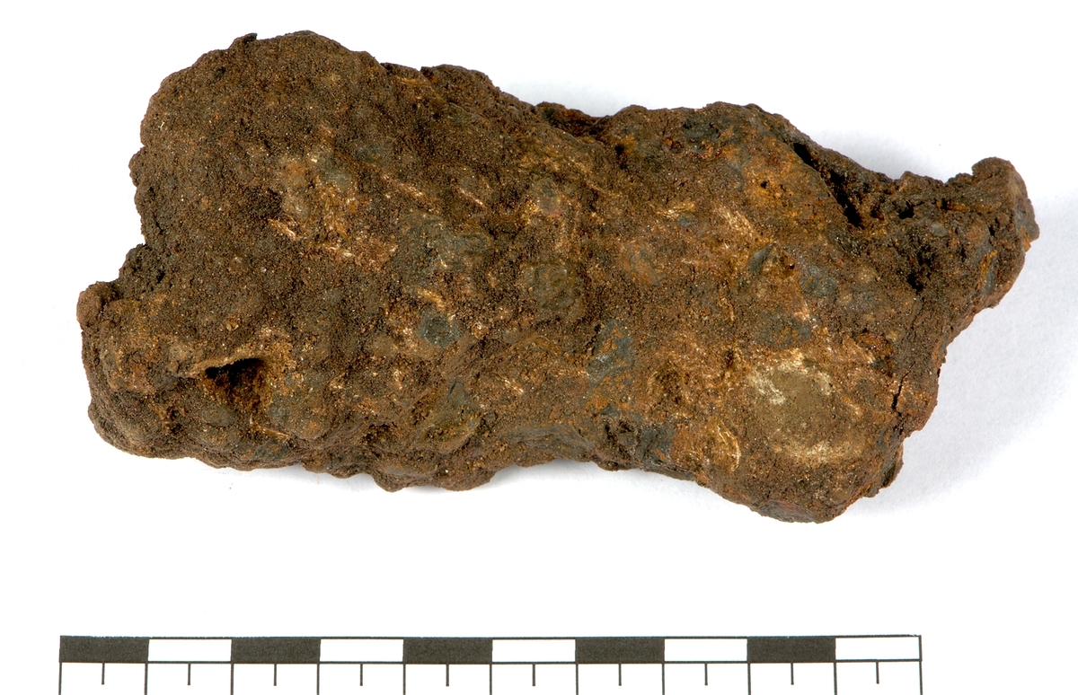 Fragment av rör. Eldvapen?