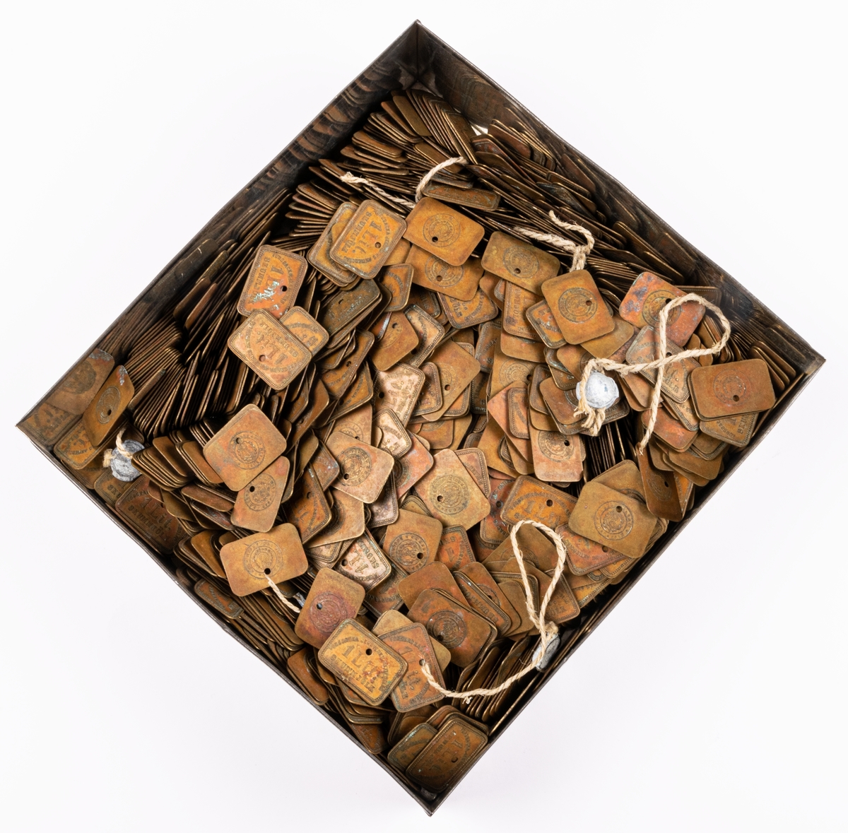 Mjölkpoletter av mässing förvarade i bleckplåtslåda.
Text på de rektangulara brickorna:
FORSBACKA JERNVERKS AKTIEBOLAG 1Lit. SKUMMJÖLK. Poletternas mått: 21 x 32 mm.
Lådan 230x215 mm.