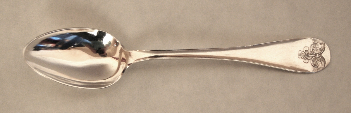 Kaffesked, 16st, silver, Linjeartat ornament på skaftet. Gammal fransk modell.
Stämpel: "EJ", kattfot, "G", "A7".
Monogram: PE.
Gävle 1903.