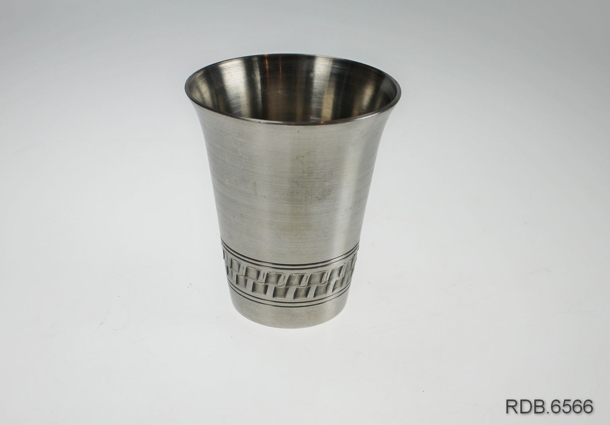Tinnpokal med begerform. Innhamret bord nederst med to smale stiper på hver side.