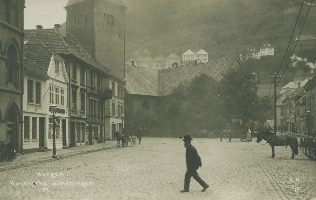 Bergen. Korskirkeallmenningen. Utgiver: Kunstforlaget National a/s, 1909.