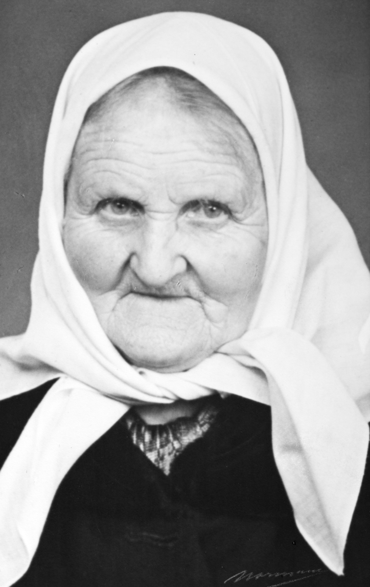 Julie Birkelund, portrett. Bodde i Bekkestykket unna Bekken i Vangsåsen. Gift med Johannes Bekkestykket.