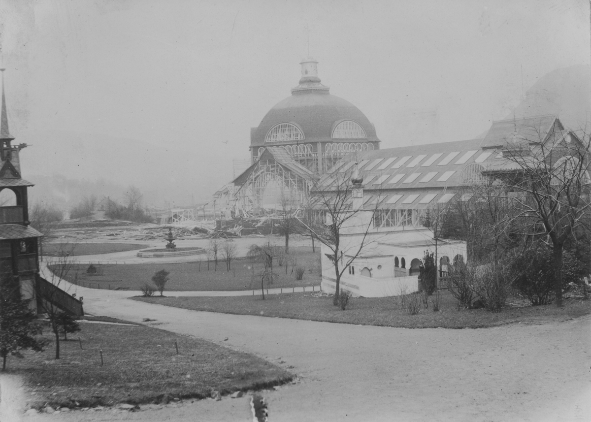 Bergen. Fra Landsutstillingen i 1898 i Nygårdsparken, kuppelbygning under oppføring. Ukjent fotograf.