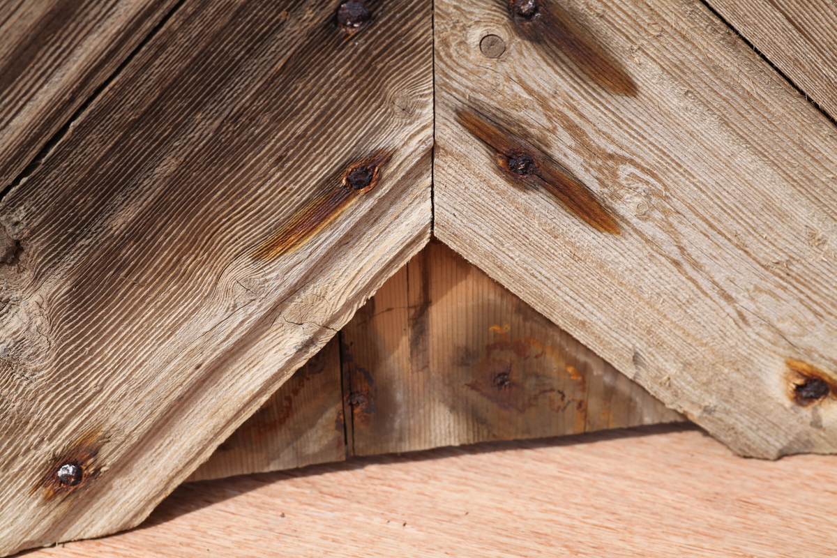 Døra er laget av 1 1/4 toms planker med to enkle drev som holder plankene sammen. Døra er belagt med profilert panel. Panelet er lagt på skrå i mønemønster og festet med spiker som har digre hoder. Døra har et vindu på 45 cm x 79 cm som innvendig er lukket med en liten hengslet dør. Døra er nærmest halvsirkelformet i toppen og passer da inn i buen i murverket. Låsen sitter på og har rombeformet nøkkelhullbeslag og to solide gangjern med to enkle knuter. Låsen sitter på innsida og er helt innebygd med jernplater og to slåtter. På innsida er rester etter påmalt marmorering.