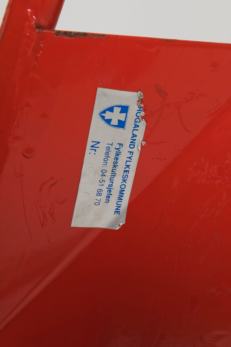 Består av et metallstativ montert på et par ski. Fire skruer/bolter holder hvert av de fire stativbeina fast. Stativet kan reguleres ved hjelp av seks svarte skruknotter. Bakre bøyle/stang på stativet kan løftes av. En kort kjetting henger til venstre for bøylen og har trolig vært festet til den. Håndtakene er polstret med hard gummi.