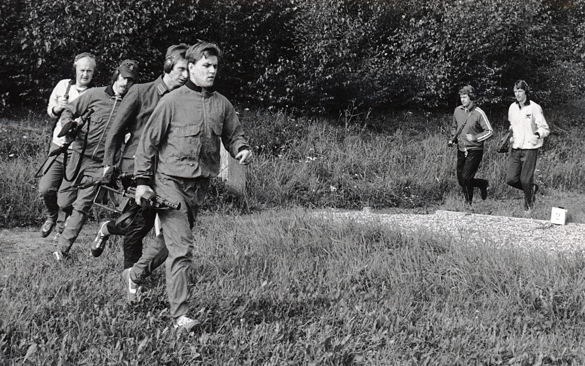 Stora skjutbanan den 29 augusti

Några bilder från skjutmomentet

Bild 1
I täten Dennis Nordsten, sen kommer Bengt-Erik Larsson, Peter Tengbrand, Roger Granath, Lorentz Westerlund och Björn Andersson (Liljehag).

Bild 2
Lorentz Westerlund och Björn Andersson (Liljehag) i närbild.

Bild 3
Harry Söderberg drar ifrån -- och gjorde så ända in i mål -- segrare i H 43.

Bild 4
Dennis Nordsten och Kaj Danielsson.

Bild 5
Fin kurvtagning!