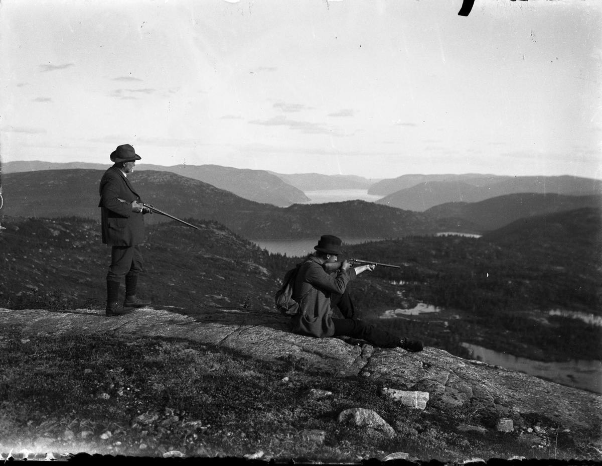 Fotosamling etter Bendik Ketilson Taraldlien (1863-1951) Fyresdal. Gårdbruker, fotograf og skogbruksmann. Fotosamlingen etter fotograf Taraldlien dokumenterer områdene Fyresdal og omegn. 
Motiv med Hauges på jakt på Sjevleheida.