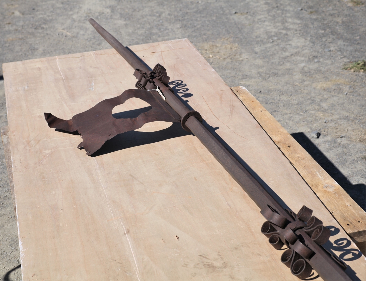 Øverste del av et spir som har stått på Aas kirke tidligere. Jernstang med værhane.