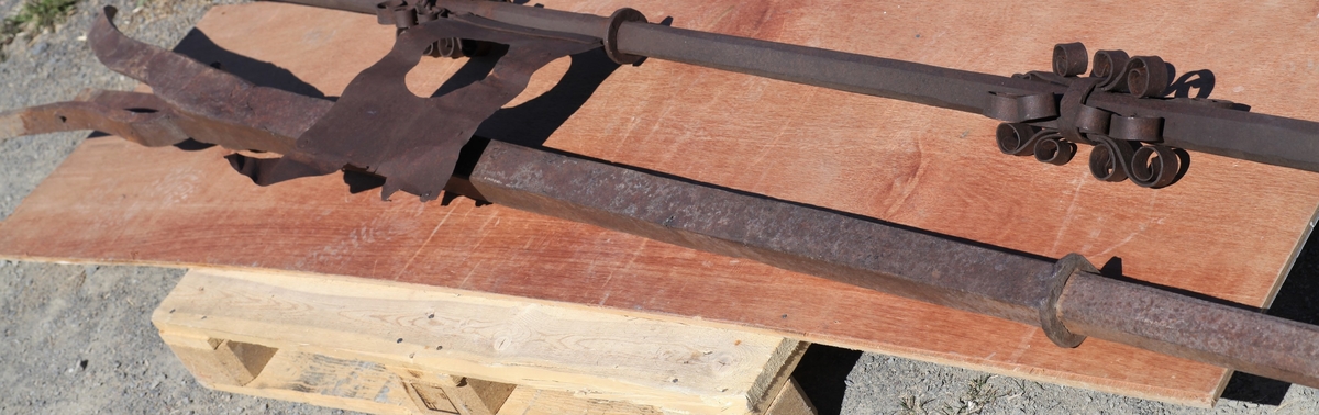 Nederste del av spiret til Aas kirke. Jernstang med tre kjør i den ene enden.