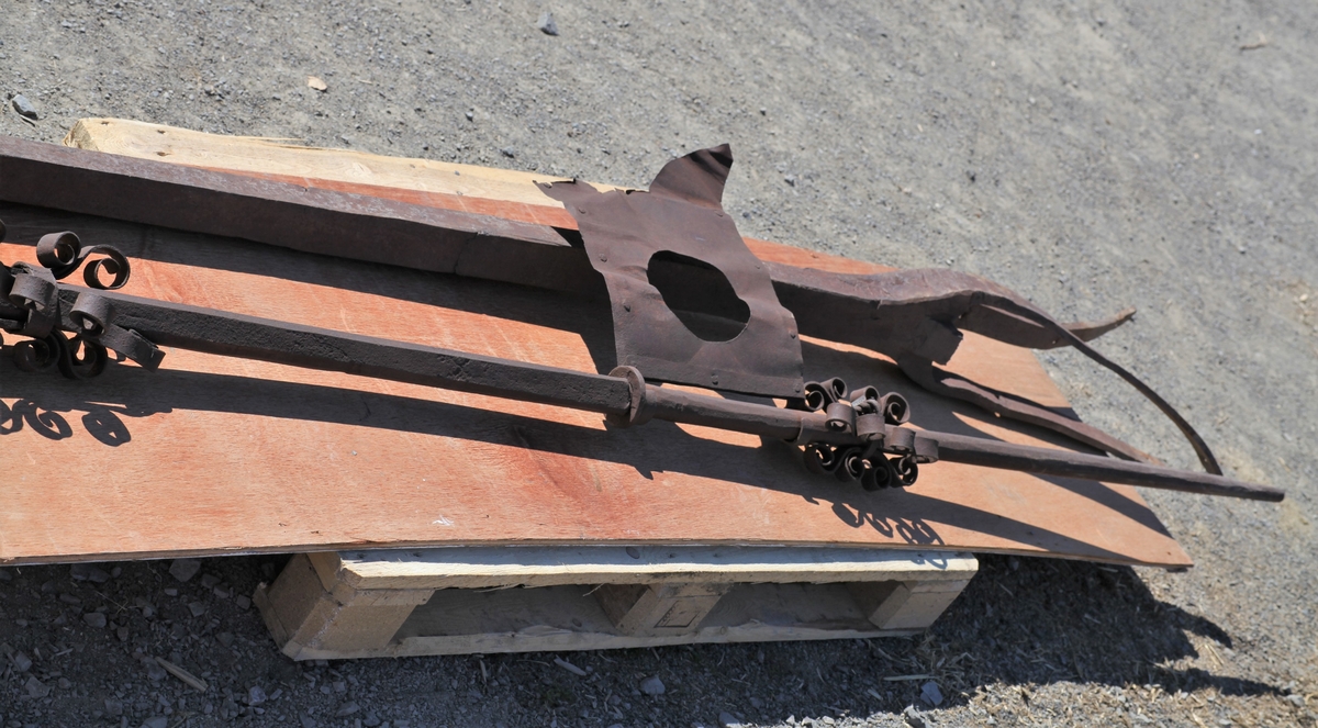 Øverste del av et spir som har stått på Aas kirke tidligere. Jernstang med værhane.