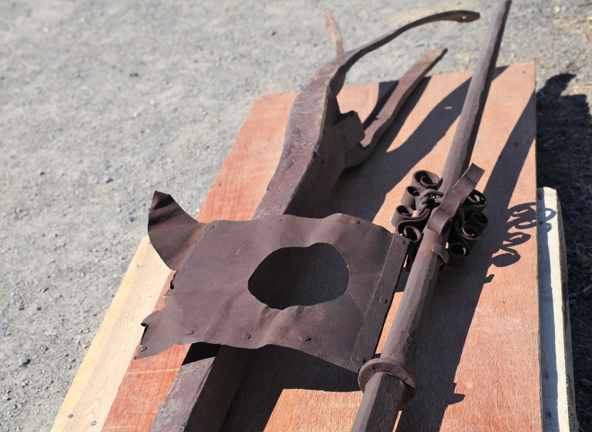 Øverste del av et spir som har stått på Aas kirke tidligere. Jernstang med værhane.