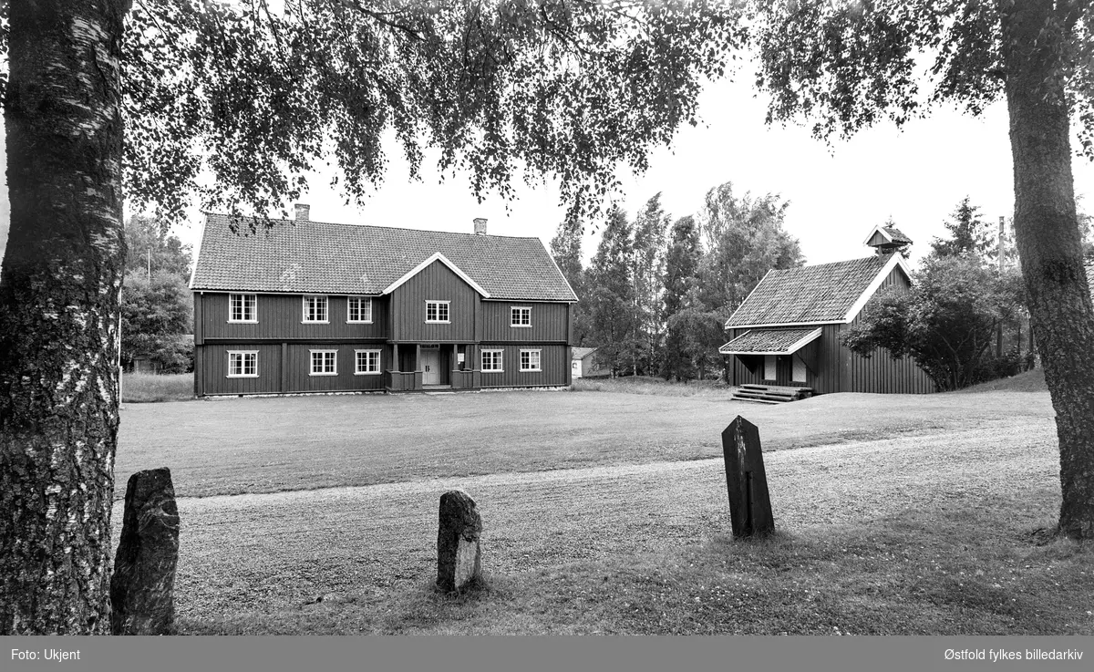 Folkenborg museum. Narvestadbygningen - gammel embetsmanns- gård, fredet, flyttet fra gården Narvestad 500 m nord for museet i 1943. Prins Christian August hadde sitt hovedkvarter og bodde på Narvestad under krigen sommeren 1808. Bygningen er oppført 1724. Magasinbu til høyre.