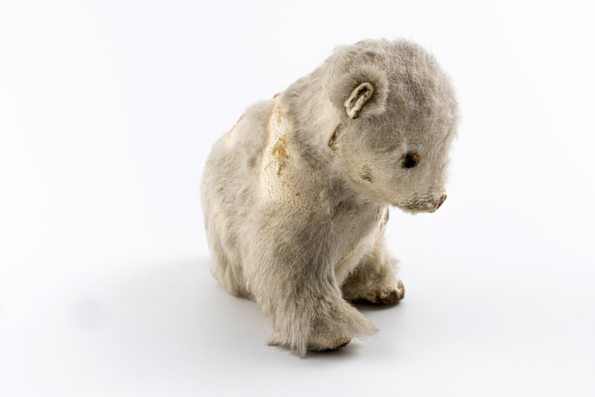 Leketøysfigur av liten isbjørn(-unge?)