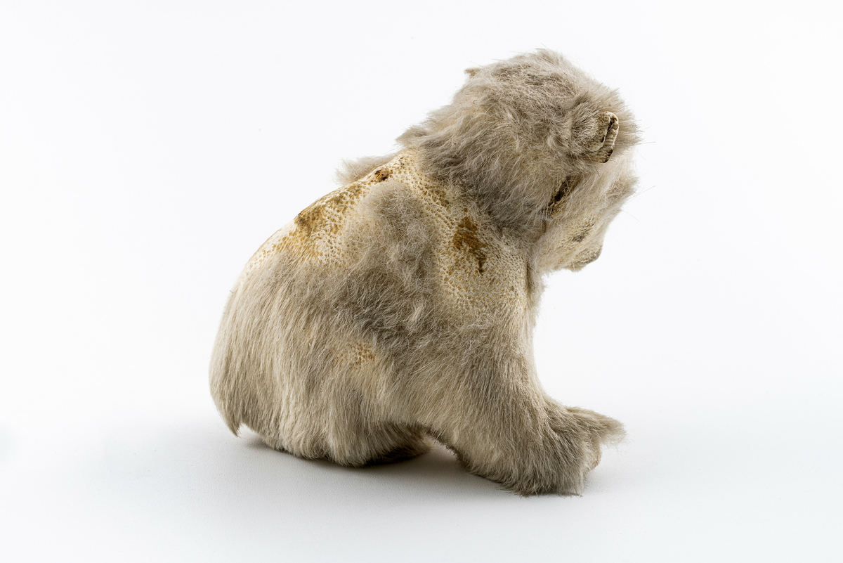 Leketøysfigur av liten isbjørn(-unge?)