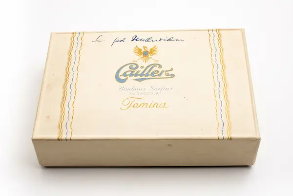 Eske med kunstige blomster