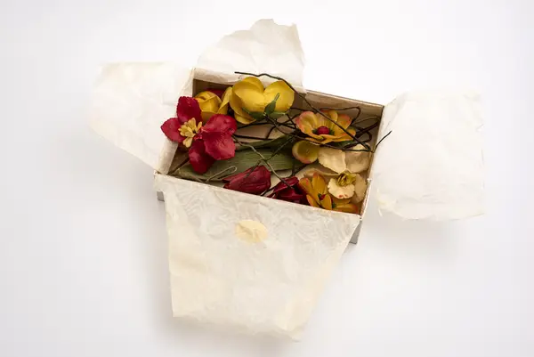 Eske med kunstige blomster