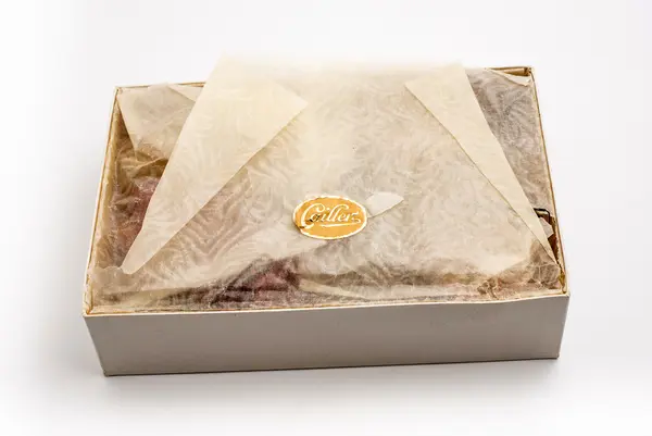 Eske med kunstige blomster