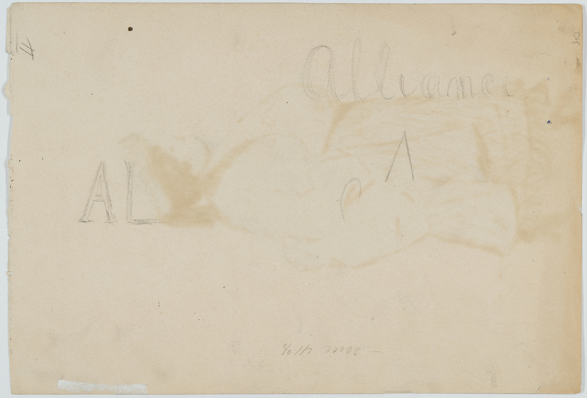 Penne- og blyanttegning av korpulent kvinne i helfigur profil. Kvinnen har på seg hatt, skjørt, skjorte med lommeur og lang jakke/ kåpe. På baksiden noe som ser ut som skriftprøver.