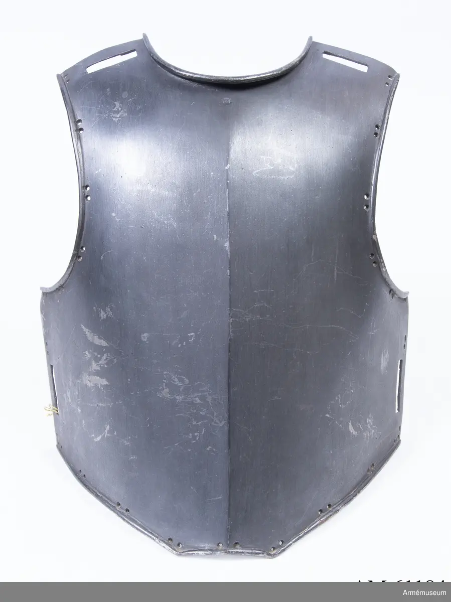 Grupp D IV.
Bröstharnesk, 1683 ca. På framsidan mästarestämpel E S .: ej synligt kulmärke. På  insidan till vänster kronstämpel, till höger 18.