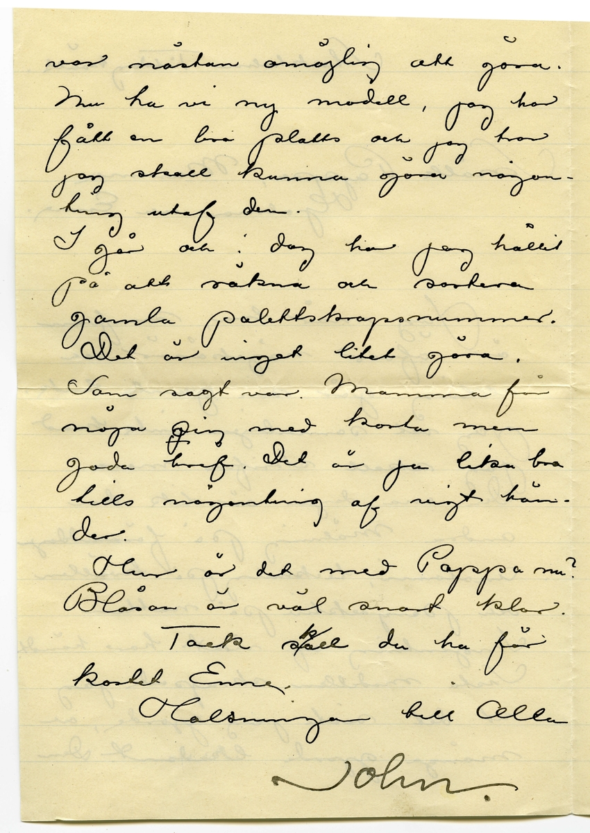 Brev odaterat från John Bauer till Emma, Joseph, Hjalmar och Ernst Bauer, bestående av två sidor skrivna på fram- och baksidan av ett viktpappersark. Huvudsaklig skrift handskriven med svart bläck.
.
BREVAVSKRIFT:
.
[Sida 1]
Stockholm Tistdag kväll
Snälle Pappa, Mamma
Hjalmar och Enne.
Jag mår bra, snufvan
är öfver någotsånär och
allting går sin gamla lunk.
Jag vet sannerligen inte hvad
jag skall skrifva mera.
Den ena dagen är lik den
andra. Målning på [överstruken bokstav] förmiddagen
Anatomi, teckning på kvällen
och Perspektiv på natten
Ingenting af vikt har händt.
Sista modellen skrapade jag
ut det sista jag gjorde, och
många gjorde likadant. Den
.
[Sida 2]
var nästan omöjlig att göra.
Nu ha vi ny modell, jag har
fått en bra platts och jag tror
jag skall kunna göra någon-
ting utaf den.
I går och i dag har jag hållit
på att räkna och sortera
gamla Palettskrapsnummer.
Det är inget litet göra.
Som sagt var. Mamma får 
nöja [överskrivet: g] sig med korta men
goda bref. Det är ju lika bra
tills någonting af vigt hän-
der.
Hur är det med Pappa nu?
Blåsan är väl snart klar.
Tack [inskrivet: k] skall du ha för
kortet Enne.
Halsningar till Alla
John.