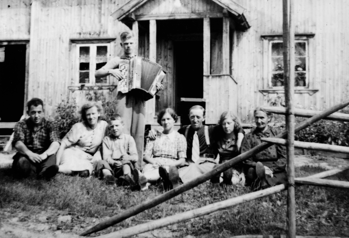 Granheim av Store Oppsal. Kåre Alfei, Karen f.Granheim, gift med Kåre, Oddvar Granheim, Grete, Martin Paulsen (bror til Laurits), Olga Granheim og Laura Granheim. Mannen med trekkspill er ukjent