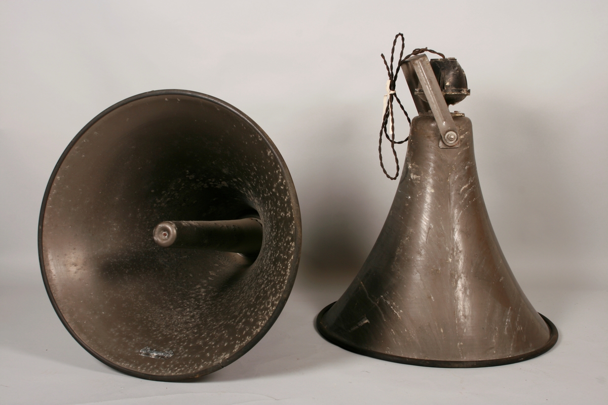 Fire høytalere i metall. Oppheng i metall, med strømkåpe av kunststoff og ledning trukket av tekstil.
Nedre kant på klokkestykket i beskyttende gummi.