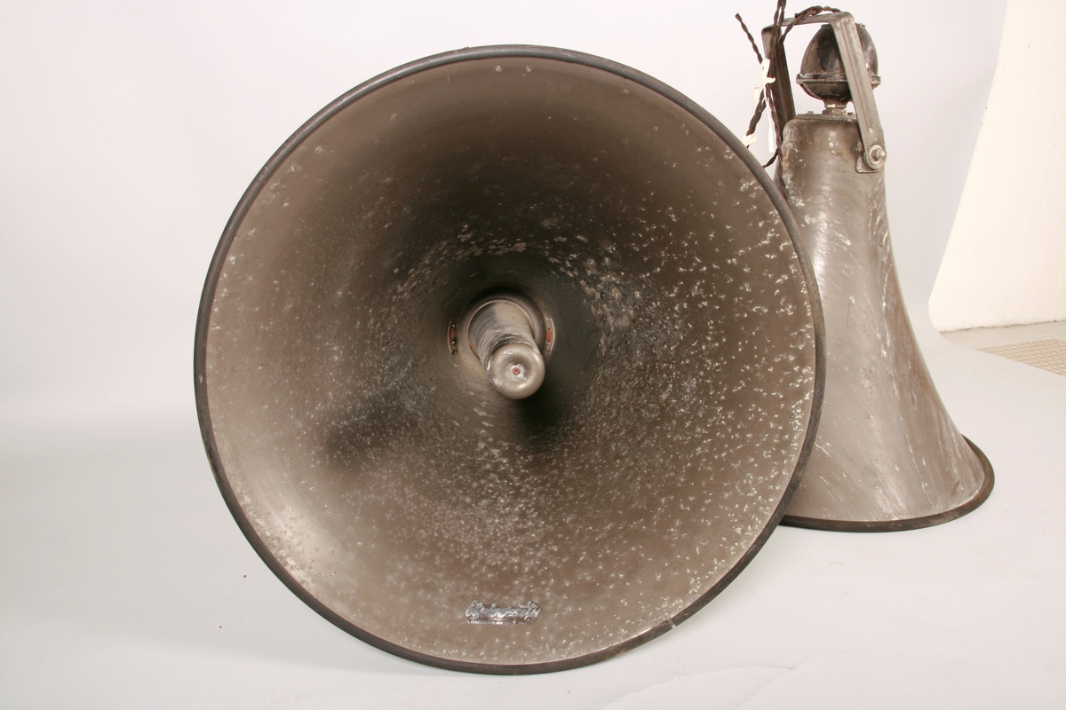 Fire høytalere i metall. Oppheng i metall, med strømkåpe av kunststoff og ledning trukket av tekstil.
Nedre kant på klokkestykket i beskyttende gummi.