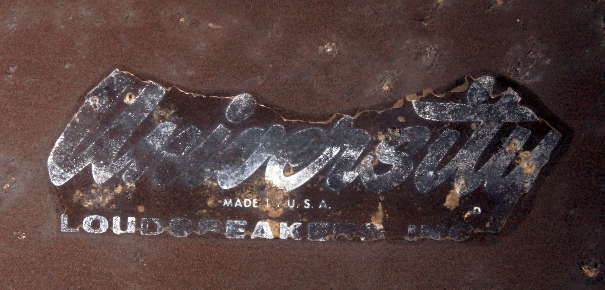 Fire høytalere i metall. Oppheng i metall, med strømkåpe av kunststoff og ledning trukket av tekstil.
Nedre kant på klokkestykket i beskyttende gummi.