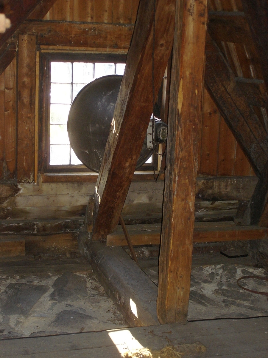 Fire høytalere i metall. Oppheng i metall, med strømkåpe av kunststoff og ledning trukket av tekstil.
Nedre kant på klokkestykket i beskyttende gummi.