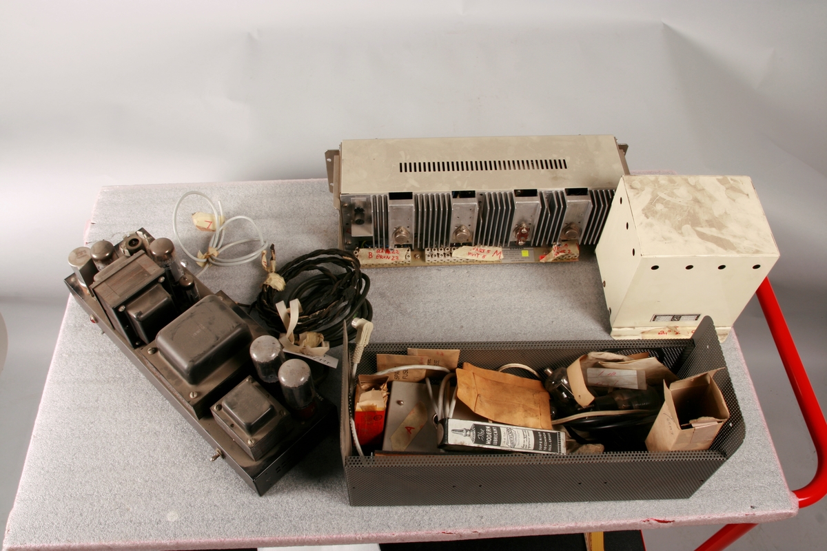 To brunmalte skap i metall (samme størrelse). Flere ventilasjonsrister.

Det ene skapet (A) inneholder avspiller, forsterker, klokkemekanikk, liten høytaler og øvrig elektronikk (noen deler ser ut å mangle). 
Øvre halvdel: bak pleksiglass som kan lukkes er styresentralen med instillinger for ulike klokkeprogrammer:
Til høyre er switch-knapper for å aktivere de tre funksjonene 
a) avspilling av musikkrull 
b) bruk av manuelt spillebord og 
c) timeslag.

Over til venstre er en timer for å skjemalegge de ulike aktivitetene:
1) Hverdag avspilling musikkrull
2) Søndag avspilling musikkrull
3) Hverdag avspilling timeslag
4) Søndag avspilling timeslag
5) Hverdag avspilling manuelt spillebord
6) Søndag avspilling manuelt spillebord

I tillegg er et eget panel for å velge ulike fomer av klokkeringinger ('BELL PEAL').

Nedre halvdel: Musikkrullmekanikk med en mekanisk avleser for musikkrullene ('tracker bar'). 30 spor; én for én tone hver. Papirullen løper over en rekke fjærbelastede(?) L-formet tangenter, en for hvert spor. Når et hull passerer en tangent løftes tangenten oppover og gir i sin tur et signal videre om å aktivere akkurat denne tonen.

Det andre skapet (B) idag tomt, usikker funksjon. Har strømforsyning. Sannsynlig forsterker for bruk av høytalere (C-F) i klokketårnet. Se elektronikk (H). Muligens også oppbevaring av musikkruller med mer.