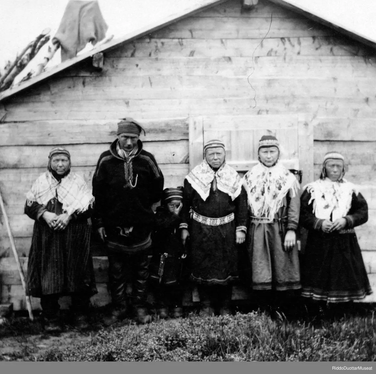 Olbmot.
Folk.