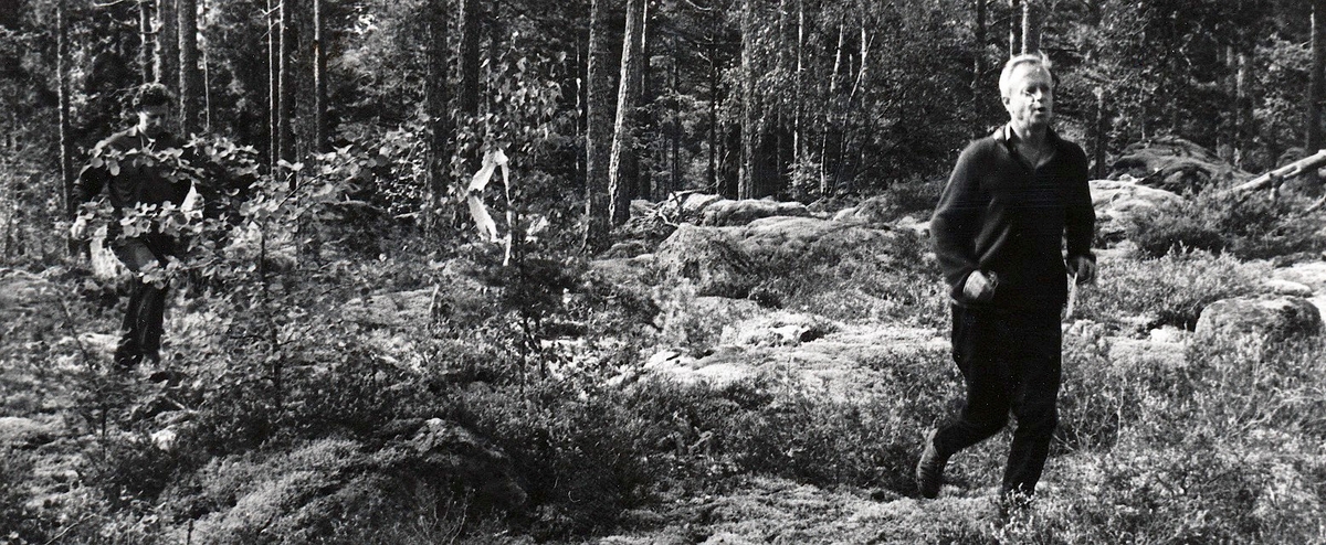 Mariefred den 29 augusti

Dags för punktorientering ca 2,5 km, med start vid Årby gamla by utanför Mariefred.

Bild 1
Martin Looström grubblar över kartan.

Bild 2
Jan Forsman jagas av Gunnar Melin.

Bild 3
Gösta Håkansson försöker bestämma var han är.

Bild 4
Kaj Wahl tänker.

Bild 5
Jan-Erik Holm sticker i kartan.